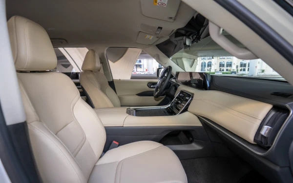  White Nissan Patrol Platinum V6 Photo 