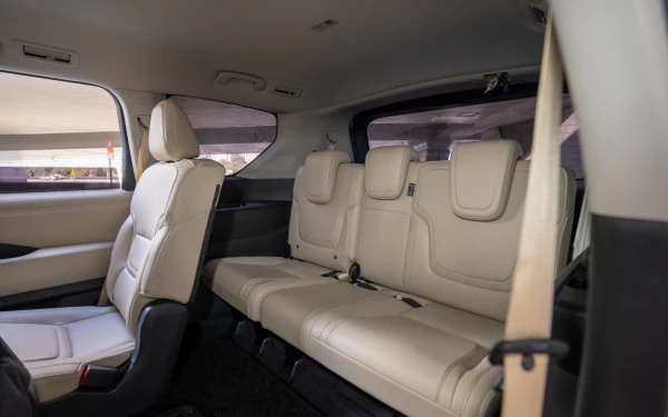  White Nissan Patrol Platinum V6 Photo 