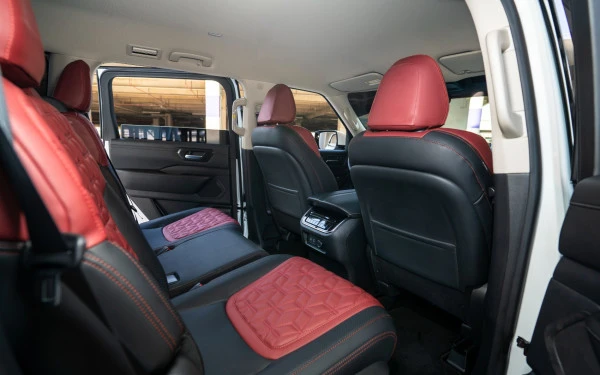  White Nissan Patrol Platinum V6 Photo 