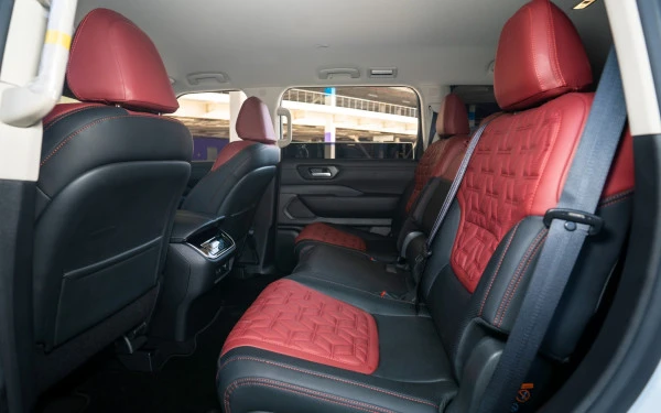  White Nissan Patrol Platinum V6 Photo 