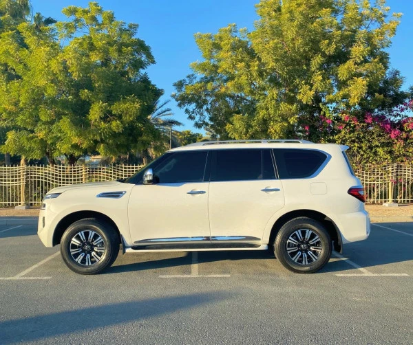  White Nissan Patrol V6 Photo 