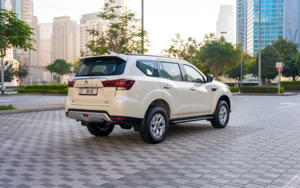  White Nissan Xterra Photo 