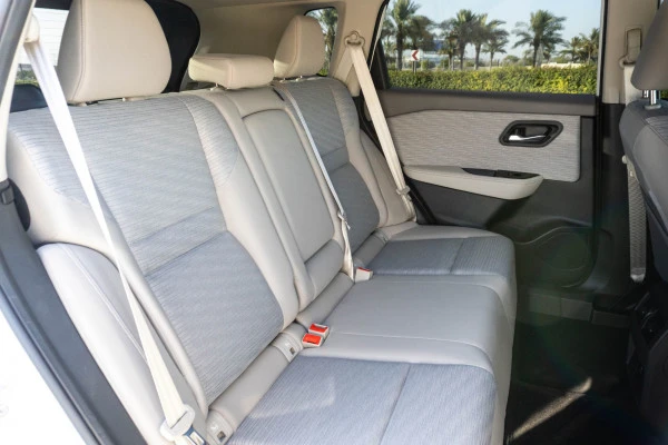  White Nissan Xtrail Photo 