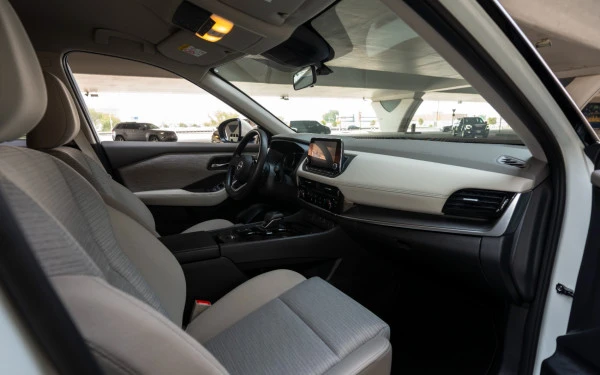  White Nissan X-Trail Photo 