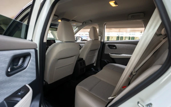  White Nissan X-Trail Photo 