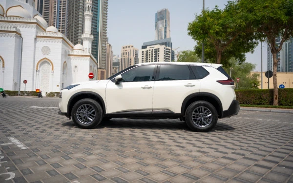  White Nissan X-Trail Photo 