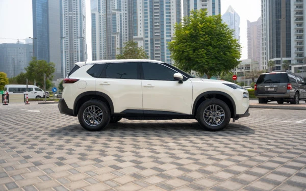  White Nissan X-Trail Photo 