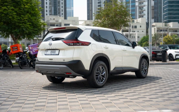  White Nissan X-Trail Photo 