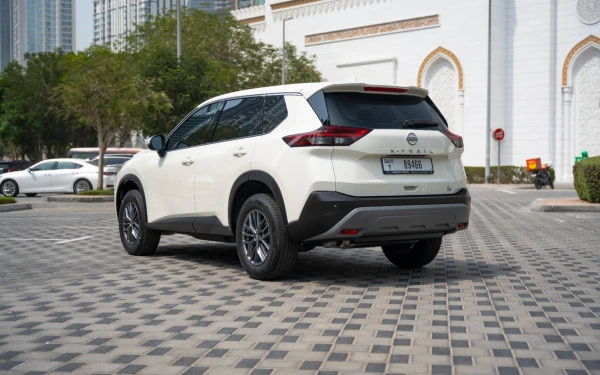  White Nissan X-Trail Photo 