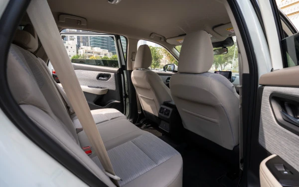  White Nissan X-Trail Photo 