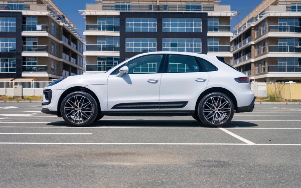  White Porsche Macan Photo 