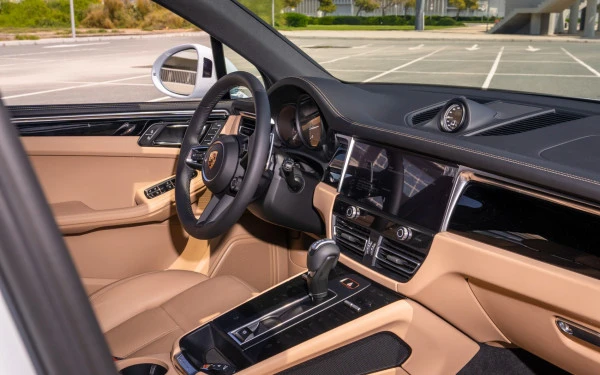  White Porsche Macan Photo 
