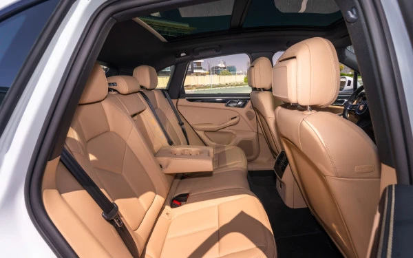  White Porsche Macan Photo 