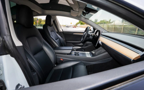  White Tesla Model 3 Photo 