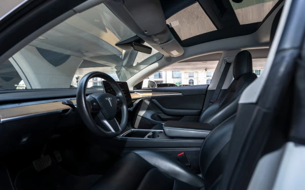  White Tesla Model 3 Photo 