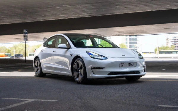  White Tesla Model 3 Photo 