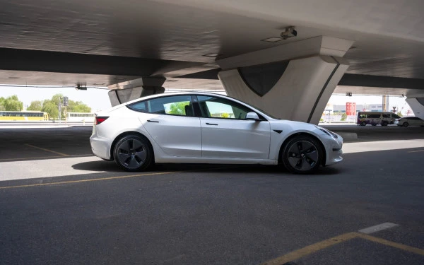  White Tesla Model 3 Photo 