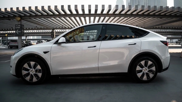  White Tesla Model Y Long Range Photo 