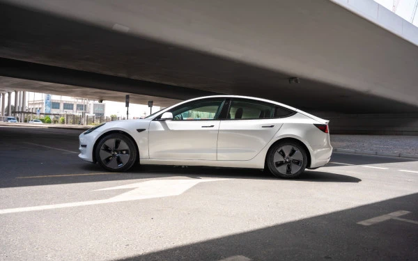  White Tesla Model Y Long Range Photo 