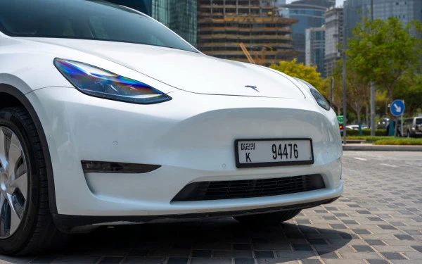 White Tesla Model Y Long Range Photo 