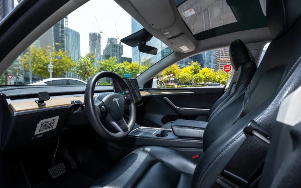  White Tesla Model Y Long Range Photo 