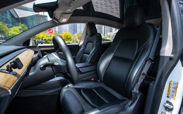  White Tesla Model Y Long Range Photo 