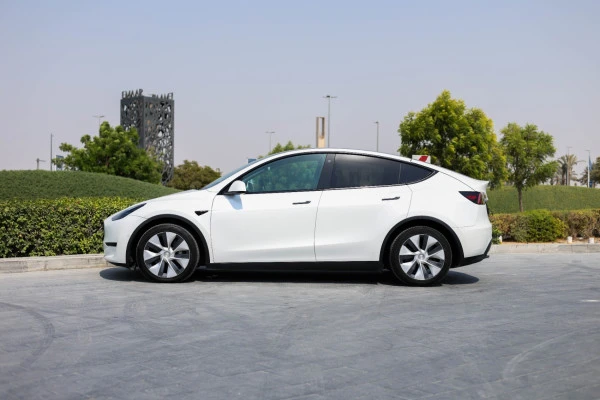  White Tesla Model Y Long Range Photo 