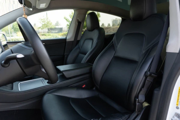  White Tesla Model Y Long Range Photo 