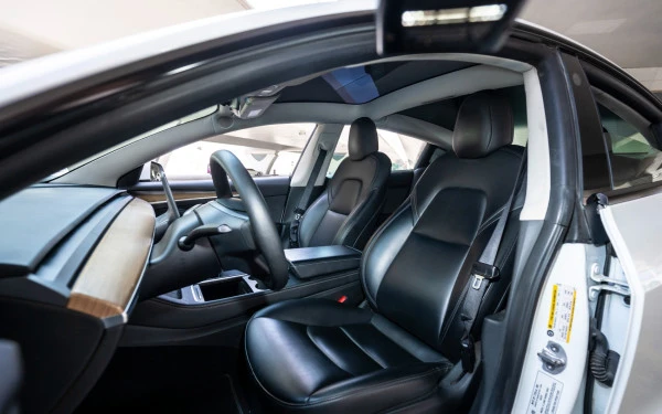  White Tesla Model Y Long Range Photo 