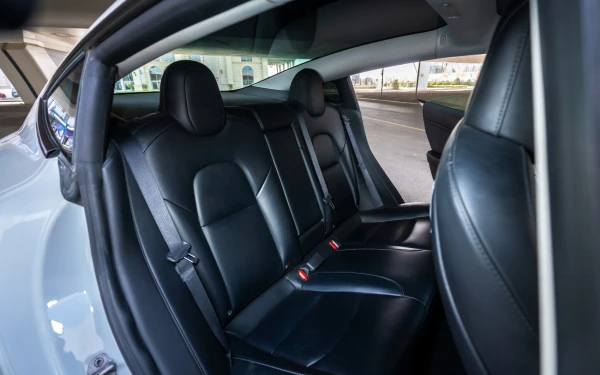  White Tesla Model Y Long Range Photo 