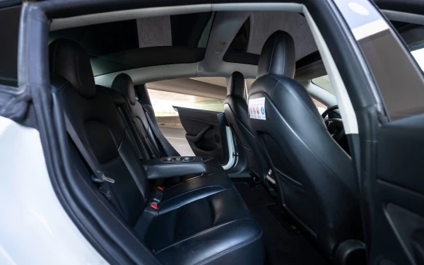  White Tesla Model Y Long Range Photo 