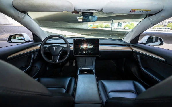  White Tesla Model Y Long Range Photo 