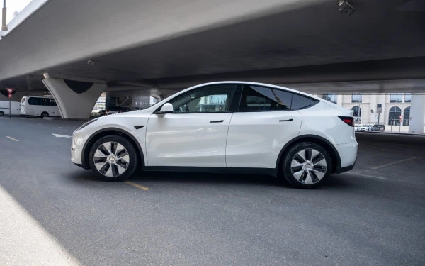  White Tesla Model Y Long Range Photo 