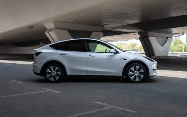 White Tesla Model Y Long Range Photo 