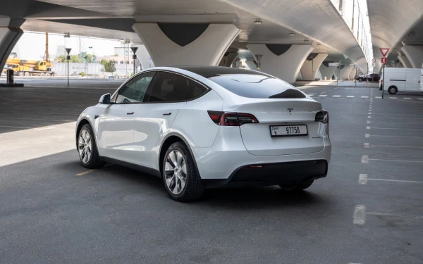  White Tesla Model Y Long Range Photo 