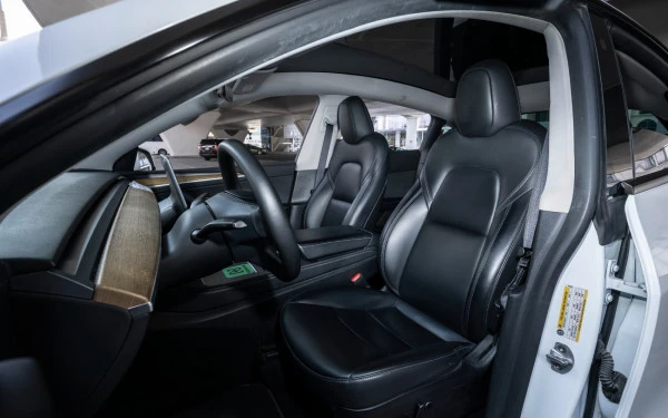  White Tesla Model Y Long Range Photo 