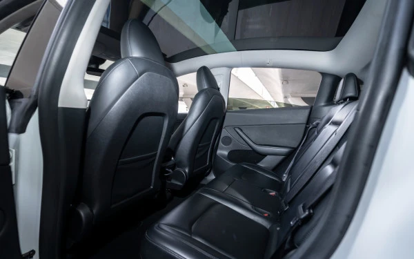  White Tesla Model Y Long Range Photo 