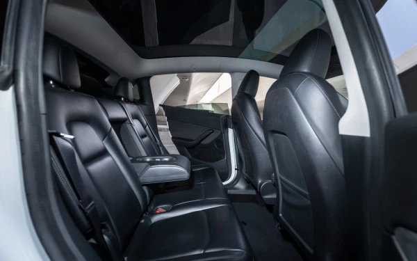  White Tesla Model Y Long Range Photo 