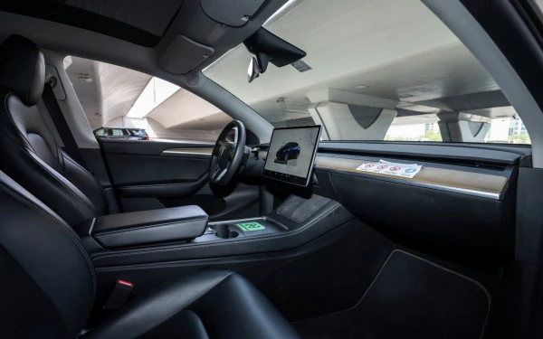  White Tesla Model Y Long Range Photo 