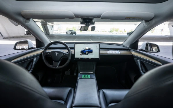  White Tesla Model Y Long Range Photo 