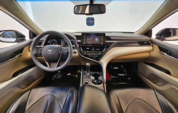  White Toyota Camry Photo 