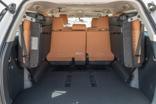  White Toyota Fortuner Photo 