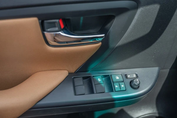  White Toyota Fortuner Photo 