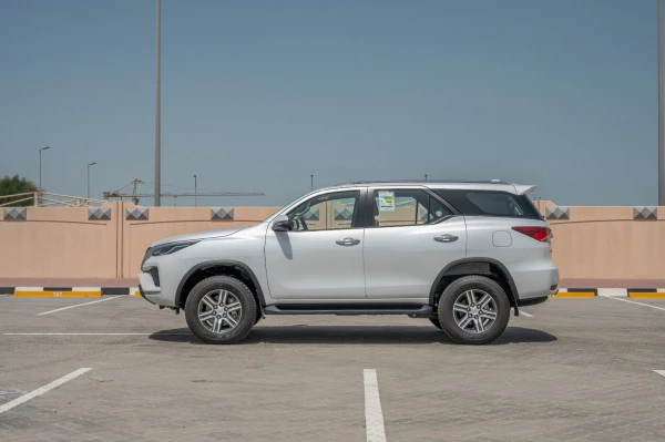 White Toyota Fortuner Photo 