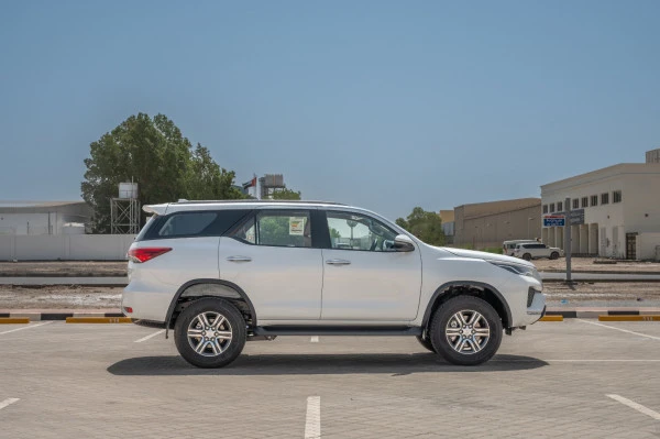  White Toyota Fortuner Photo 