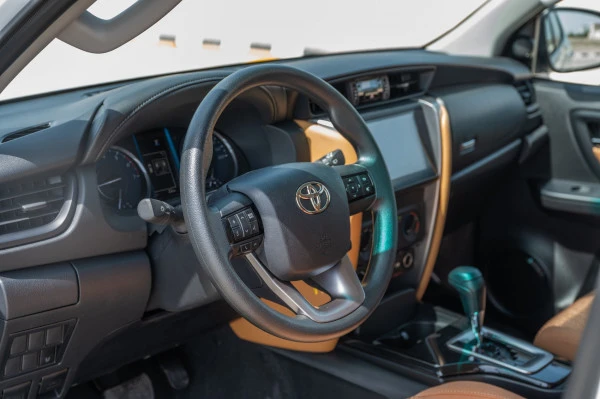  White Toyota Fortuner Photo 