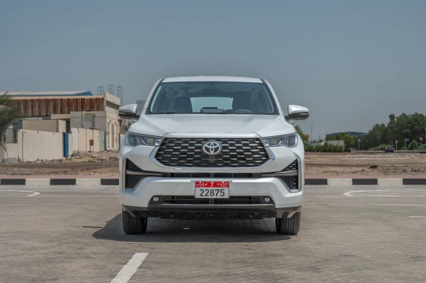  White Toyota Innova Photo 