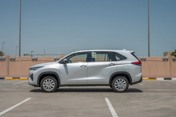  White Toyota Innova Photo 