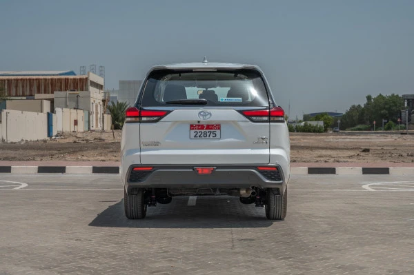  White Toyota Innova Photo 