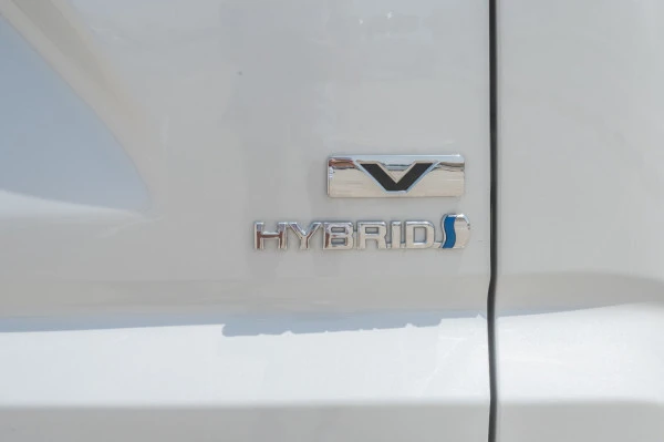  White Toyota Innova Photo 